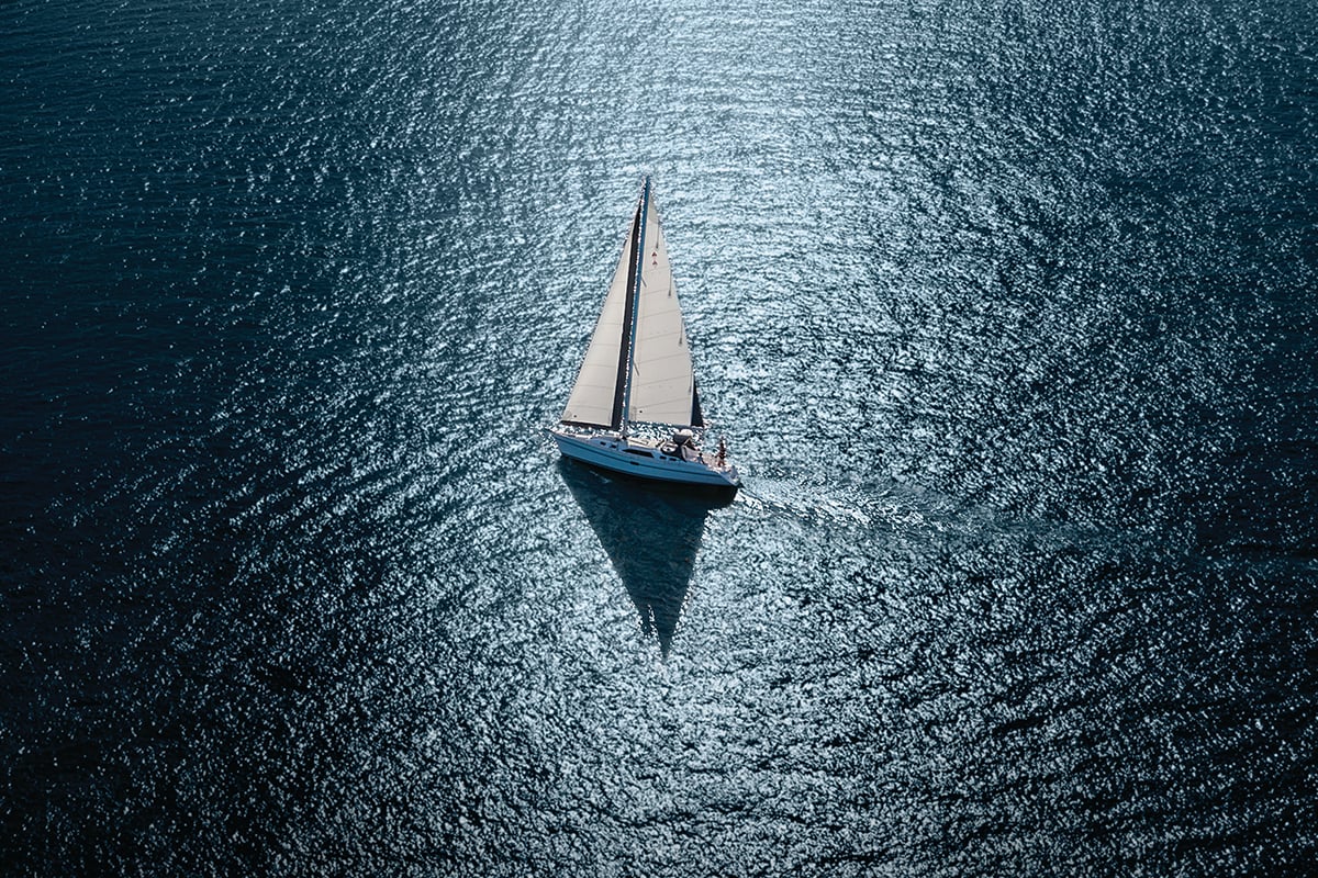 Segelboot auf dem Meer