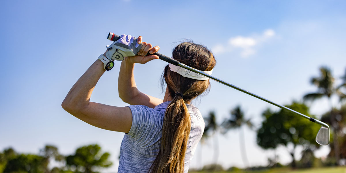 Golferin mit Garmin Approach S70 am Handgelenk